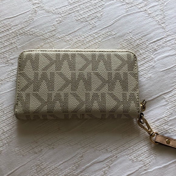 Michael Kors Jet Set Wallet - Picture 3 of 3